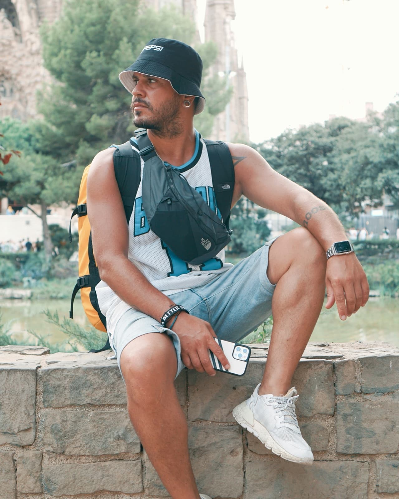 Hombre joven en Barcelona con la Sagrada Familia al fondo