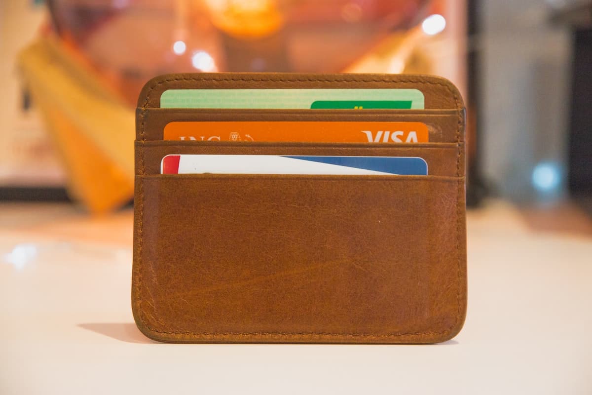 Cartera de piel con varias tarjetas de crédito